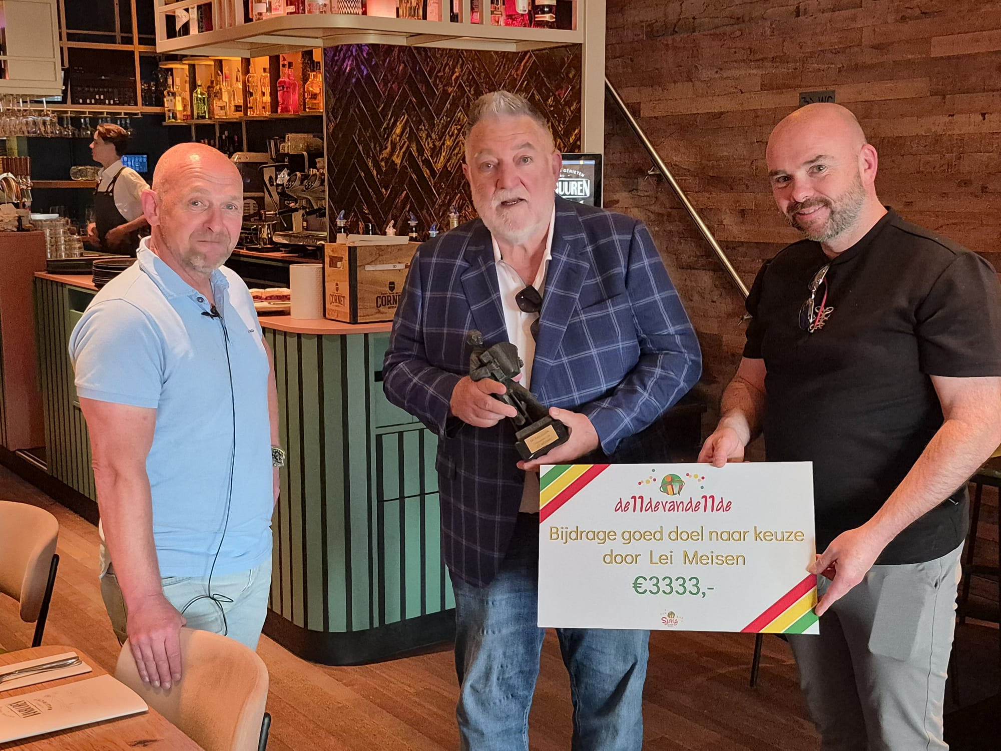 Uitreiking van De Sjeng met beeldje en een cheque van € 3.333 voor het goede doel