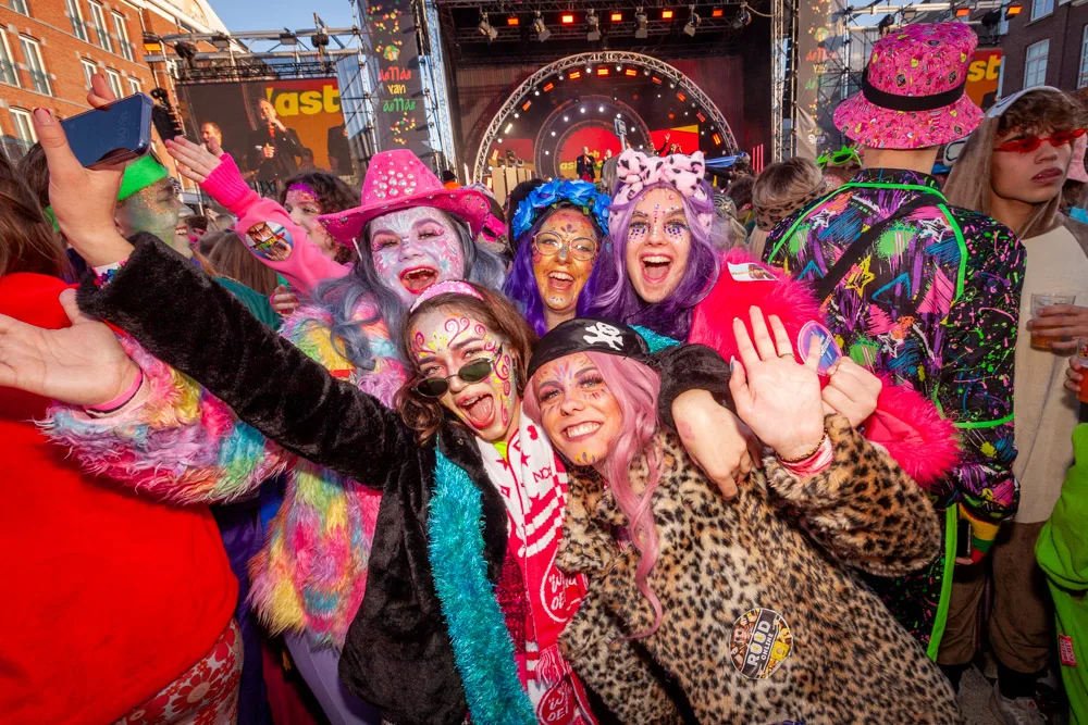 Groep carnavalsvierders in kleurrijke kostuums